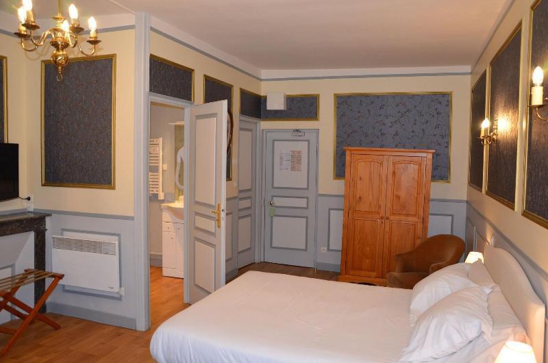 Brit Hotel Du Dauphin L'Aigle Bagian luar foto