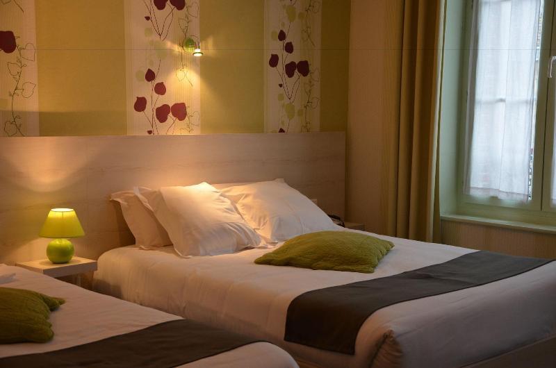 Brit Hotel Du Dauphin L'Aigle Bagian luar foto