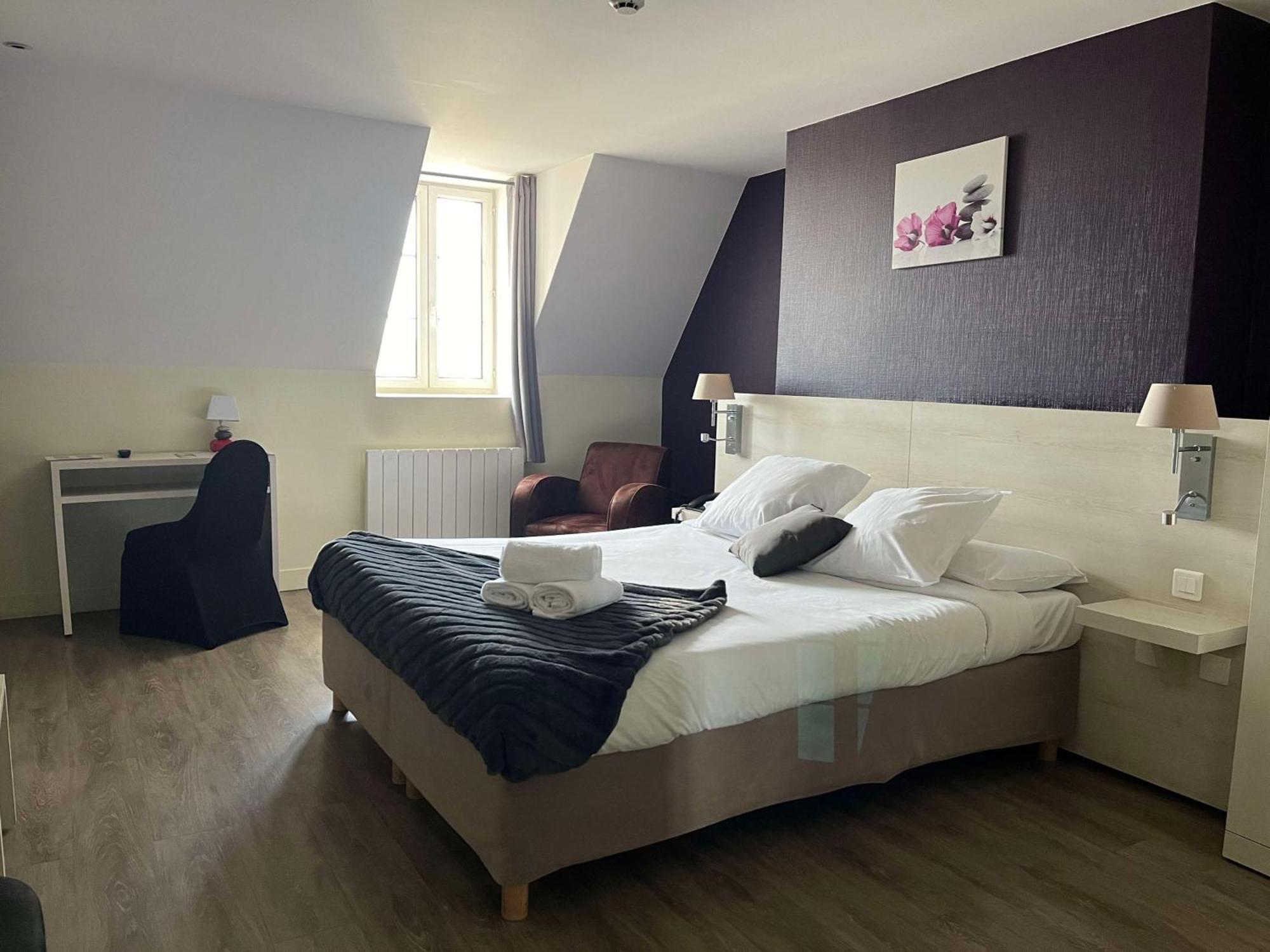 Brit Hotel Du Dauphin L'Aigle Bagian luar foto