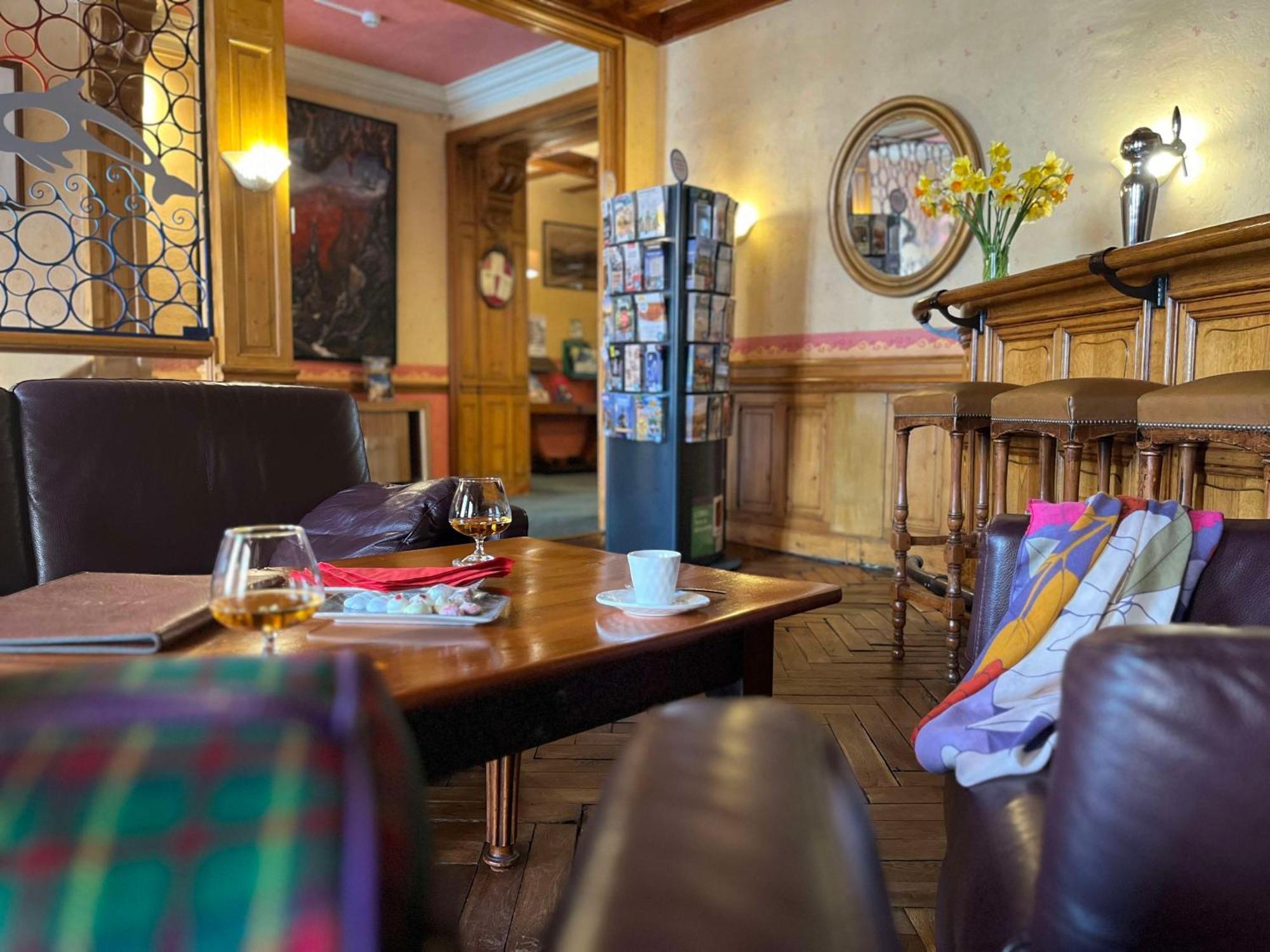 Brit Hotel Du Dauphin L'Aigle Bagian luar foto