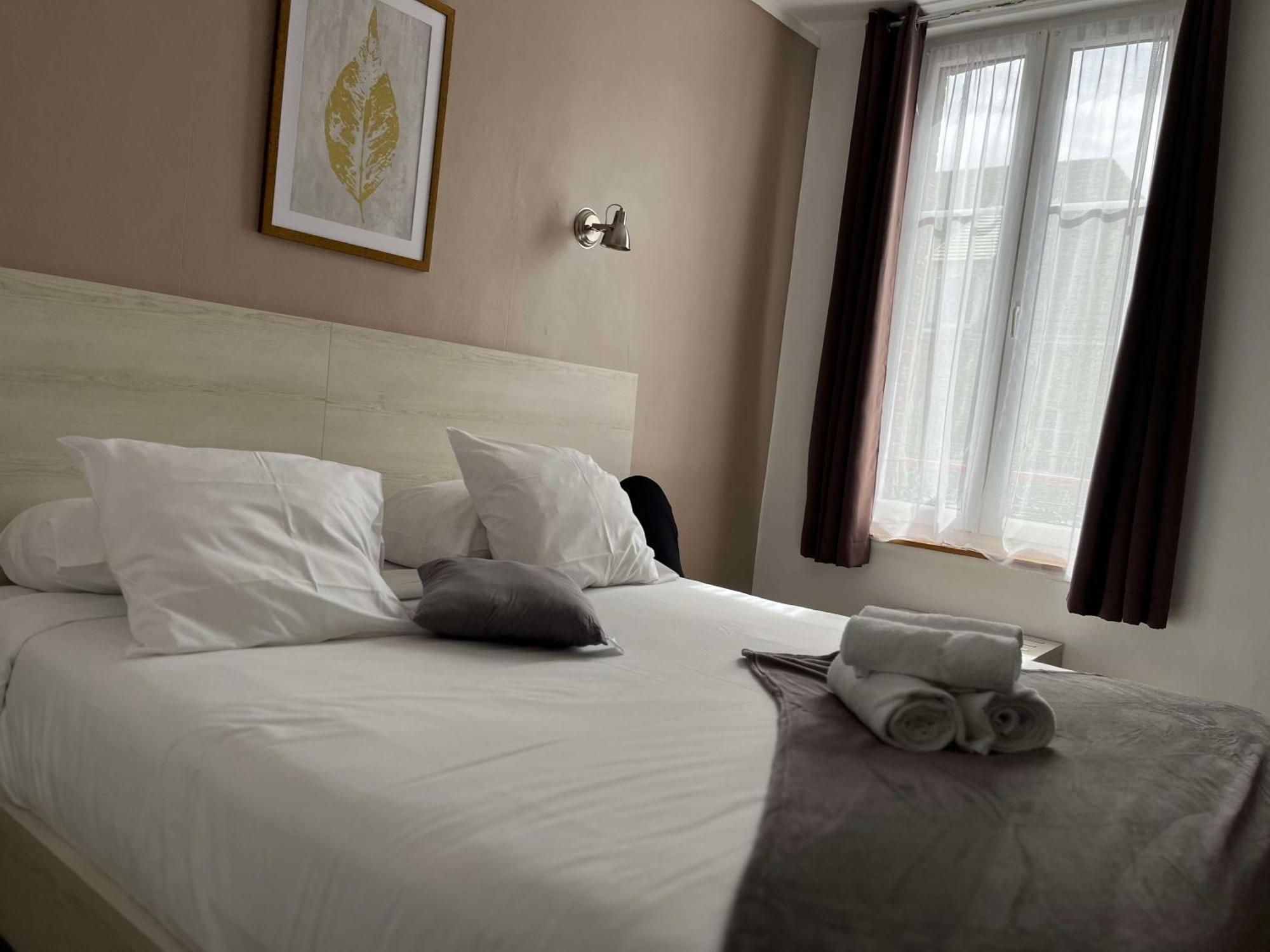 Brit Hotel Du Dauphin L'Aigle Bagian luar foto