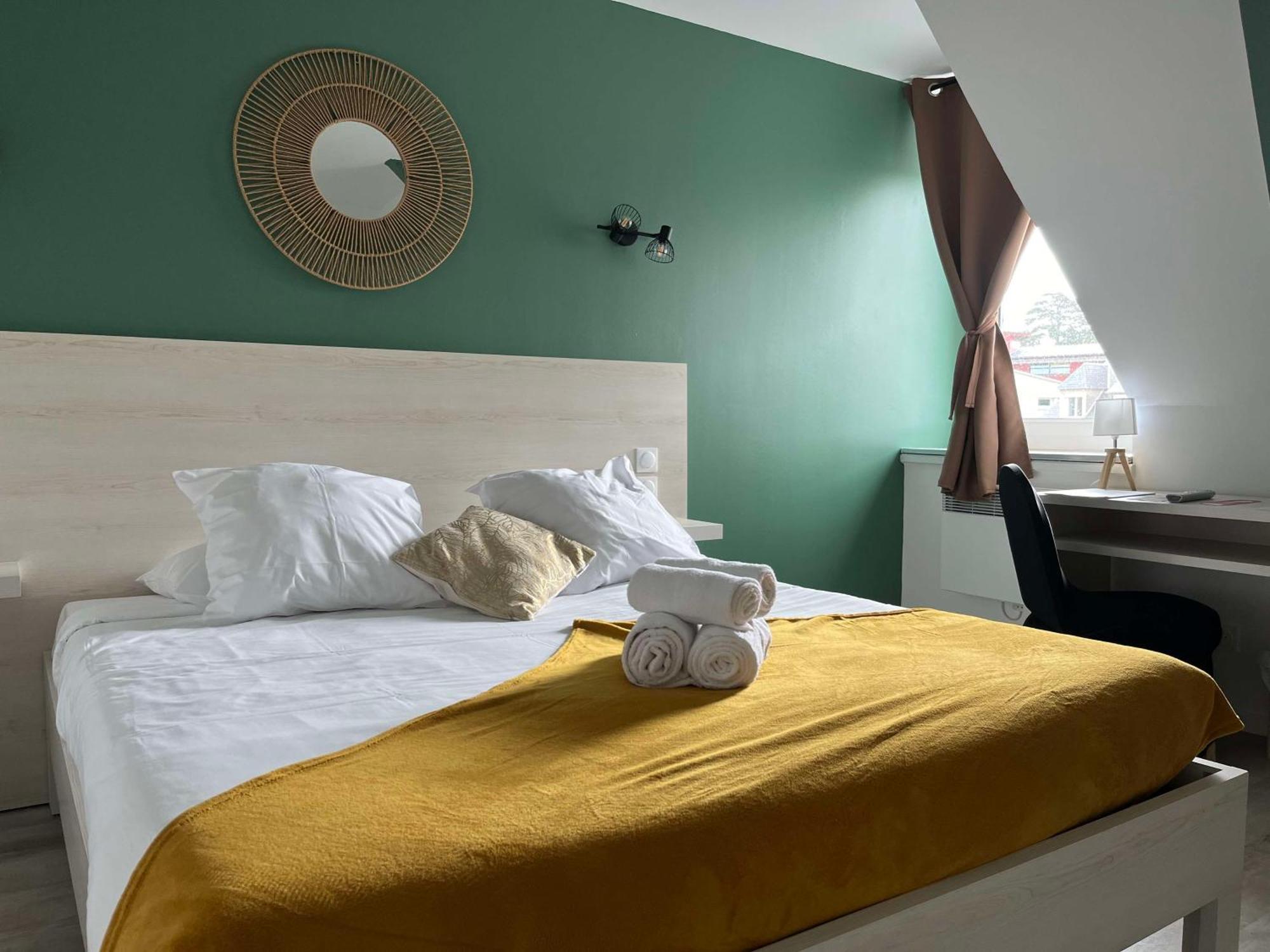 Brit Hotel Du Dauphin L'Aigle Bagian luar foto