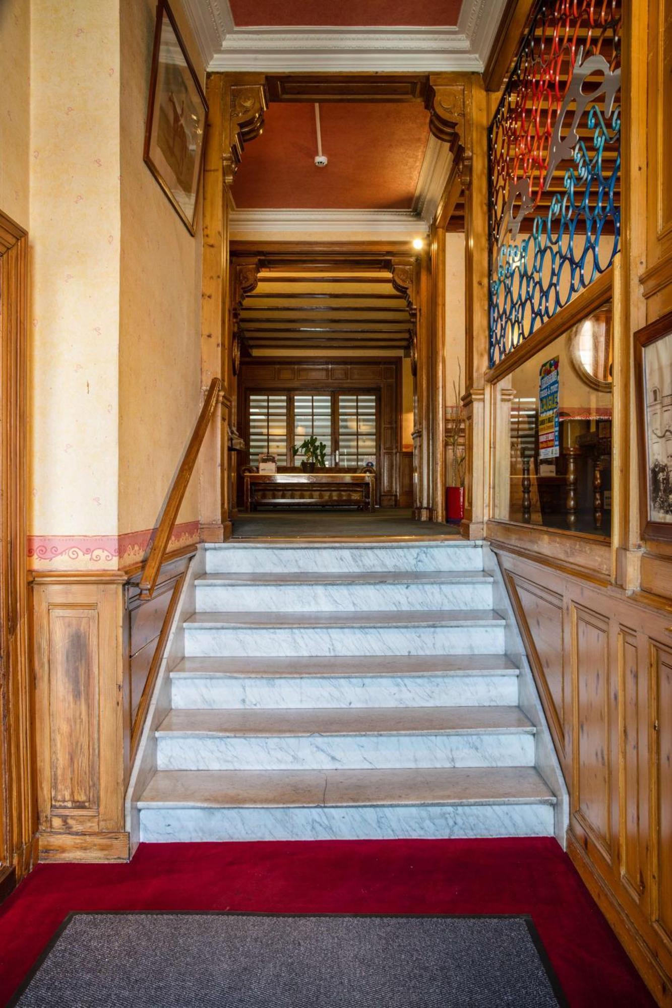 Brit Hotel Du Dauphin L'Aigle Bagian luar foto