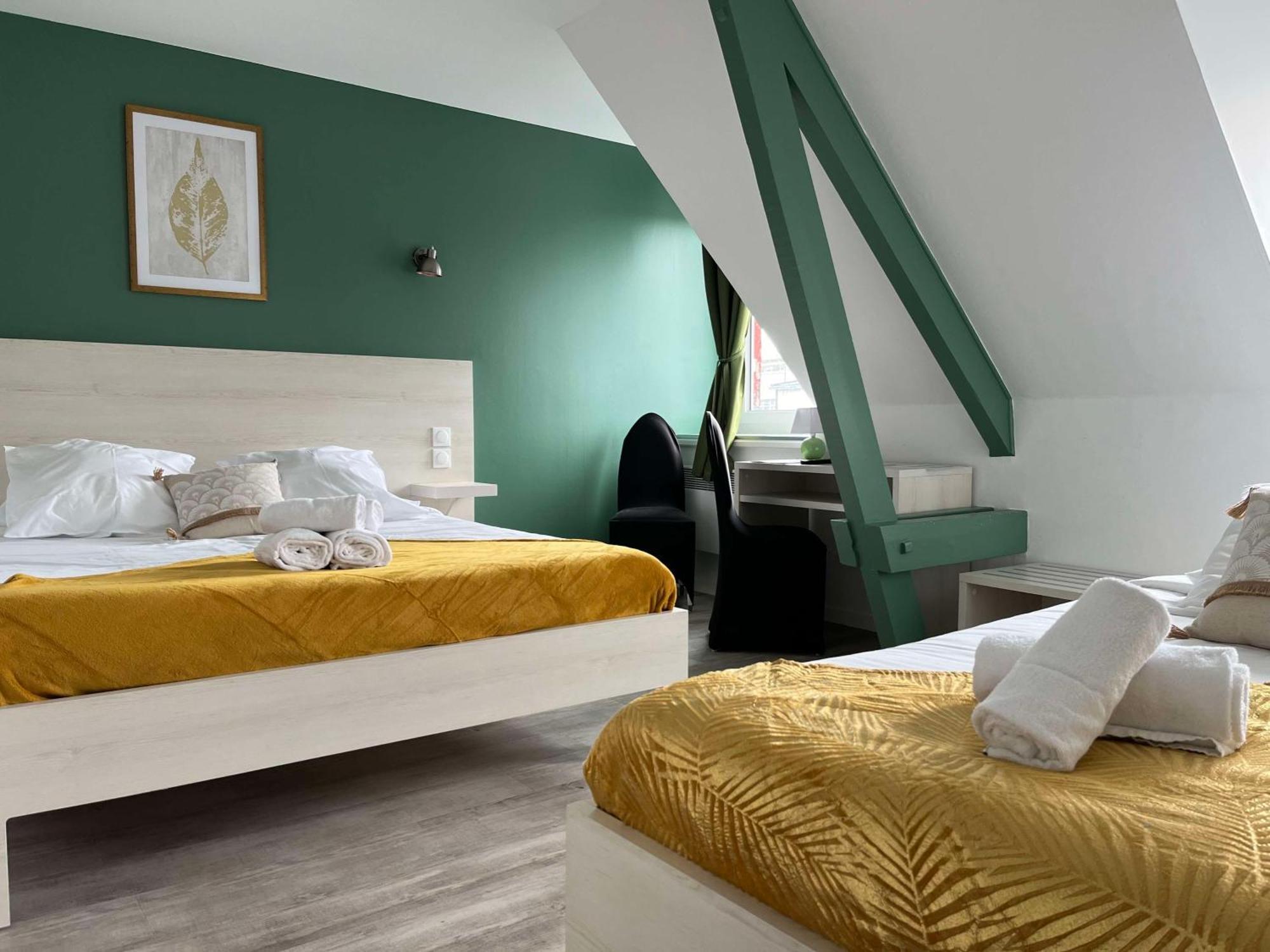 Brit Hotel Du Dauphin L'Aigle Bagian luar foto