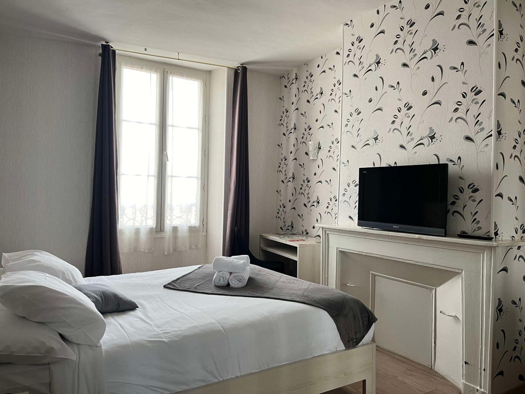 Brit Hotel Du Dauphin L'Aigle Bagian luar foto