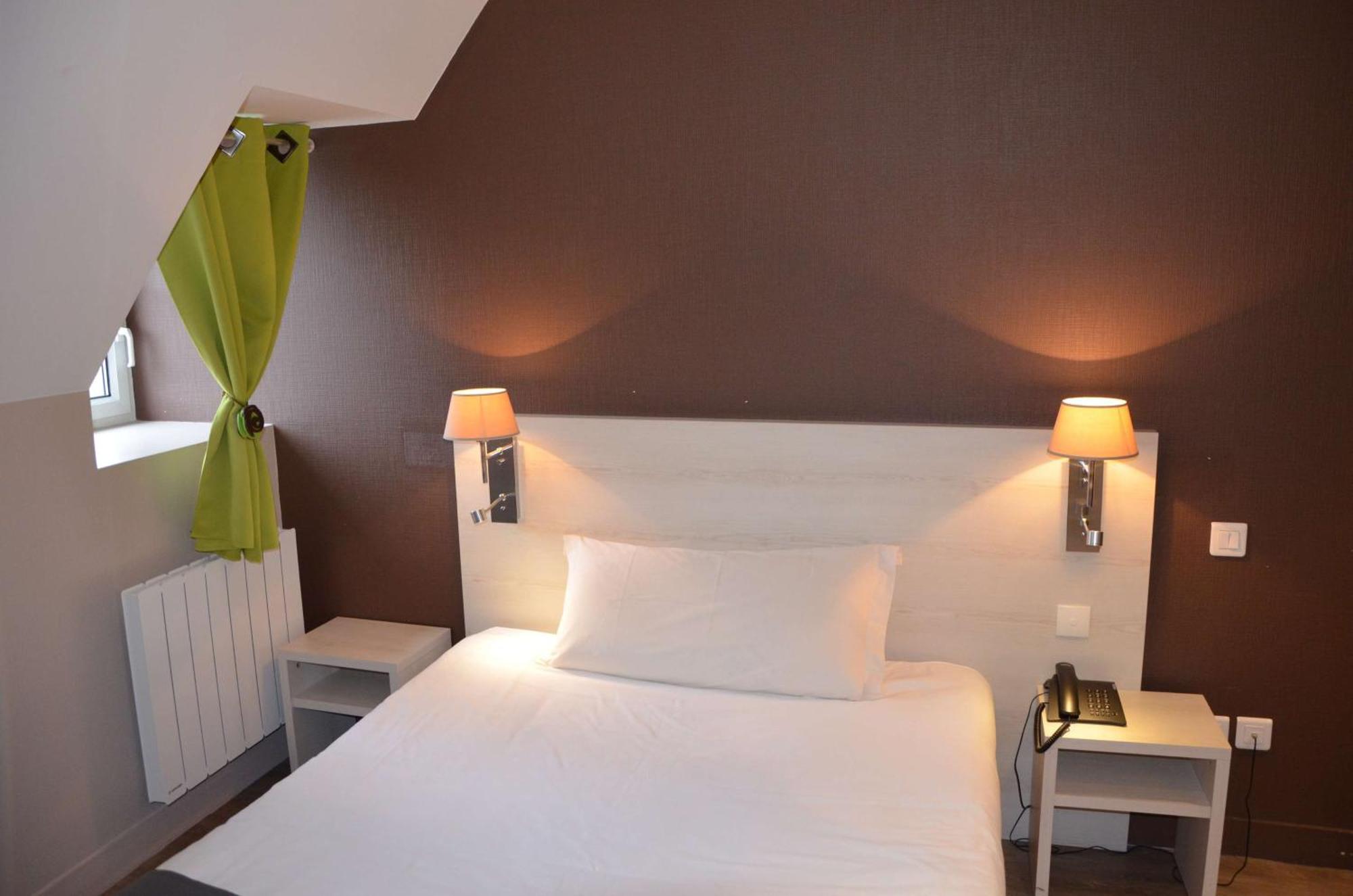 Brit Hotel Du Dauphin L'Aigle Bagian luar foto