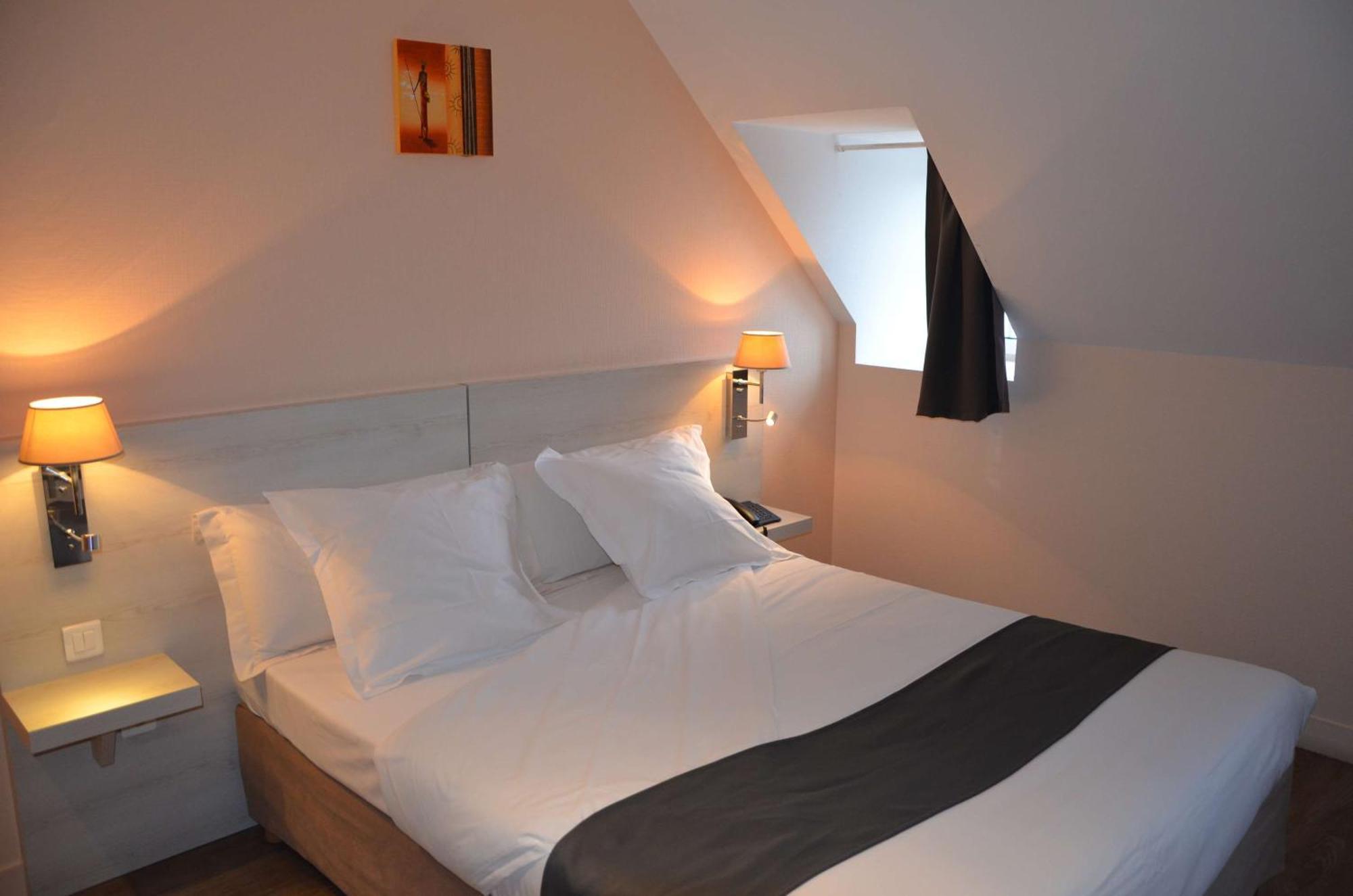 Brit Hotel Du Dauphin L'Aigle Bagian luar foto