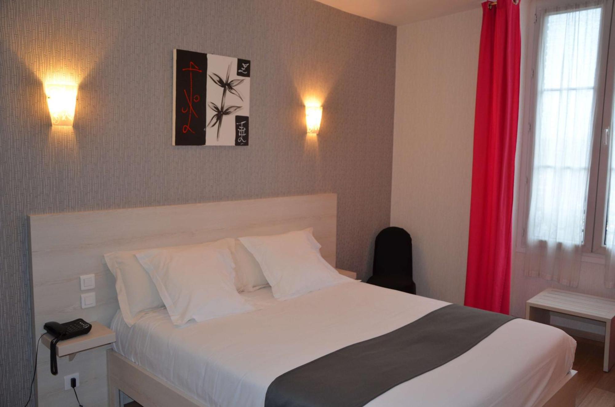 Brit Hotel Du Dauphin L'Aigle Bagian luar foto