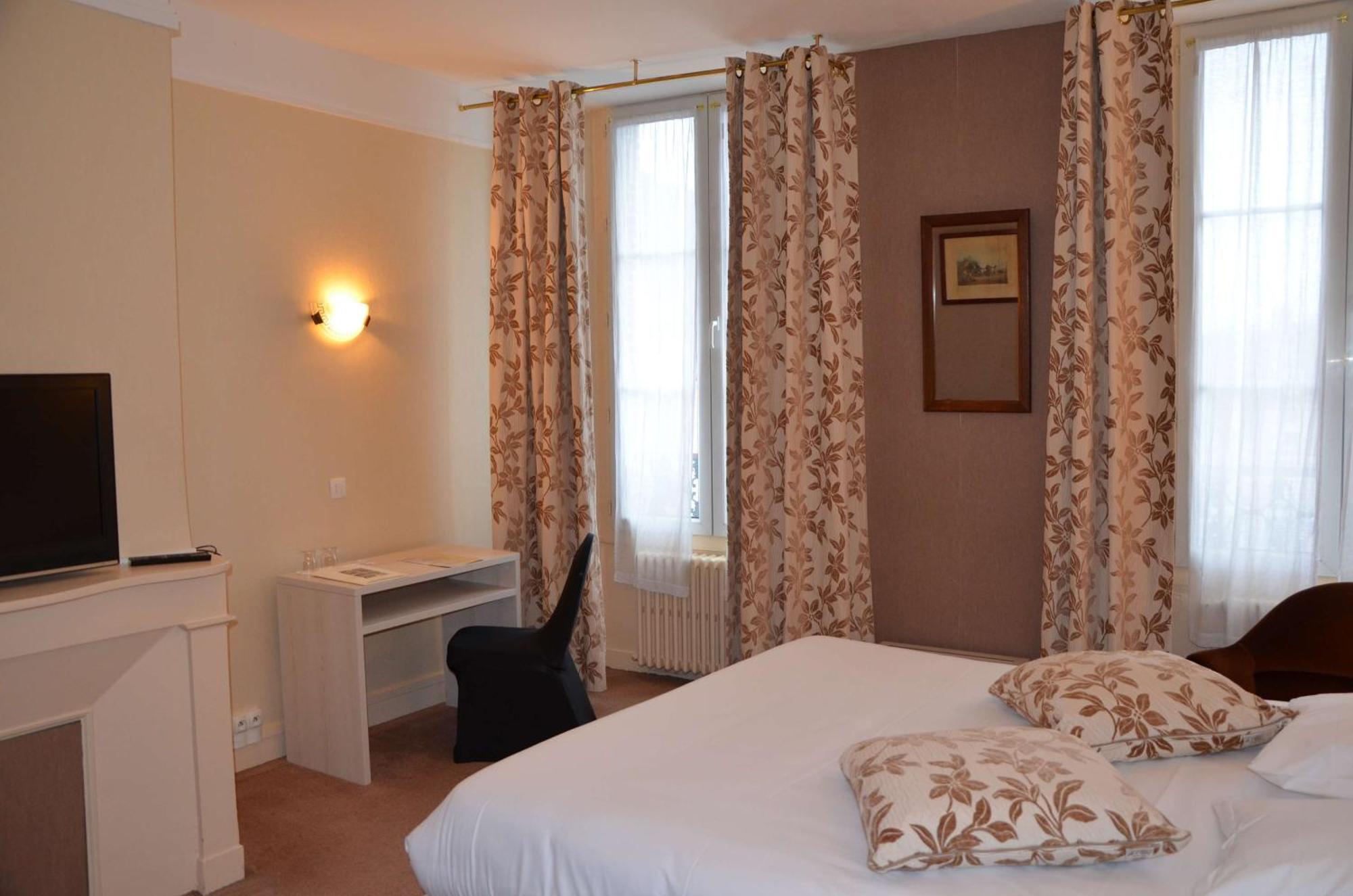 Brit Hotel Du Dauphin L'Aigle Bagian luar foto