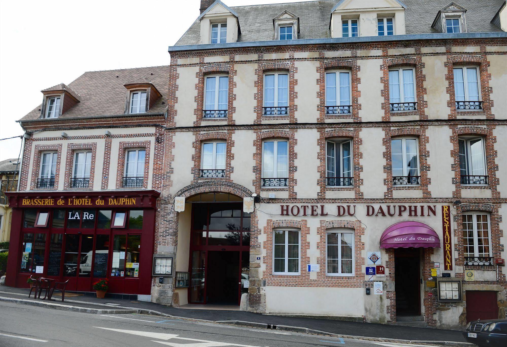 Brit Hotel Du Dauphin L'Aigle Bagian luar foto